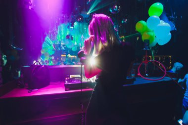 güzel kızın arkasında Dj uzaktan kumanda kulaklık.