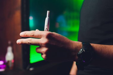 ısı-değil-tütün ürünü teknolojisi yakmak. Sigara içmeden önce elinde e-sigara tutan adam.
