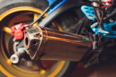 klasik motosiklet çift egzoz krom dikiz seçici odak borular.