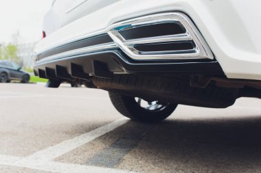 Ayarlanmış Gümrük Arabaları araç kiti beyaz gövde.