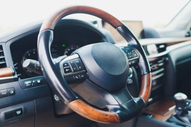 Lüks araba iç mekanı. Direksiyon, vites kolu ve gösterge paneli.