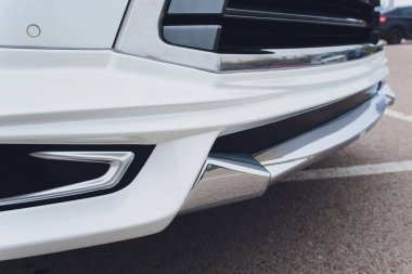 Ayarlanmış Gümrük Arabaları araç kiti beyaz gövde.