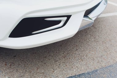 Ayarlanmış Gümrük Arabaları araç kiti beyaz gövde.