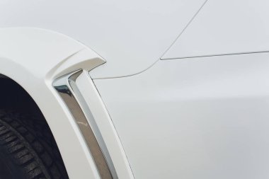 Ayarlanmış Gümrük Arabaları araç kiti beyaz gövde.