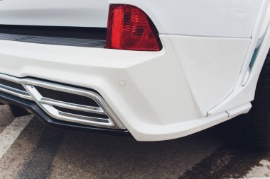 Ayarlanmış Gümrük Arabaları araç kiti beyaz gövde.