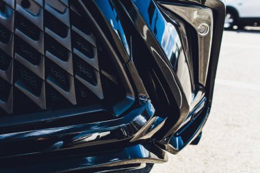 Gerçek karbon fiber gerçekleştirilen dört egzoz borusu ve tampon ile lüks bir sportif araba yakın çekim.