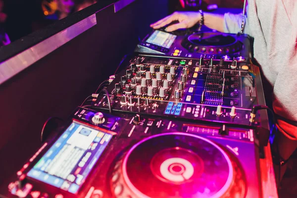 DJ remoto en el escenario en el club nocturno. fondo de gente bailando . — Foto de Stock