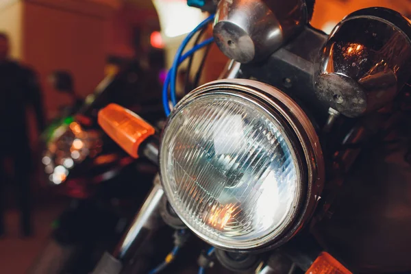 Detail auf einem der LED-Scheinwerfer eines Motorrads. — Stockfoto