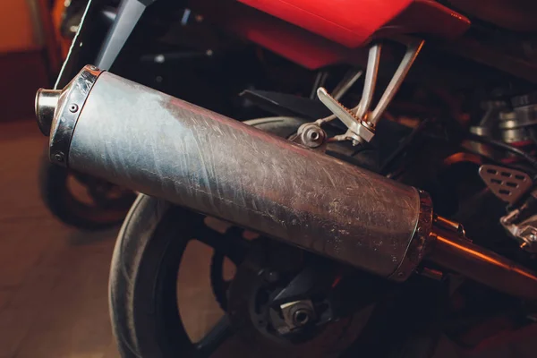 Tampilan belakang dari pasangan sepeda motor klasik pipa krom knalpot selektif fokus . — Stok Foto