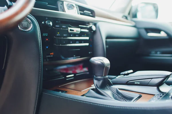 Interior del coche de lujo. Volante, palanca de cambios y salpicadero. — Foto de Stock