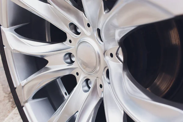 Fragmento de coche moderno blanco con rueda en disco de acero, foto de primer plano. — Foto de Stock