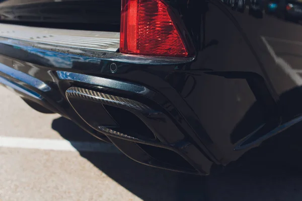 Zbliżenie luksusowego samochodu sportowego z czterema rurą wydechową i zderzakiem zrealizowanych w prawdziwym włóknie węglowym. — Zdjęcie stockowe