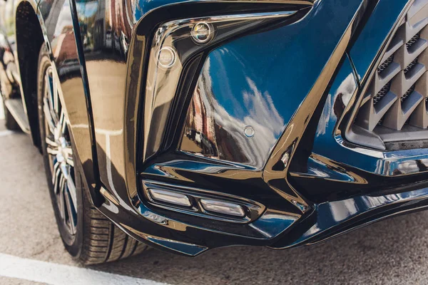 Primo piano di un'auto sportiva di lusso con quattro tubi di scarico e paraurti realizzati in vera fibra di carbonio . — Foto Stock