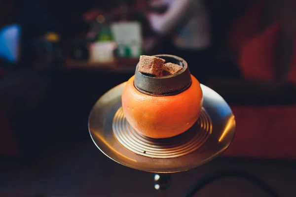 Stijlvolle hookah met aroma grapefruit om te ontspannen. pompelmoes shisha. Hookah lounge. — Stockfoto