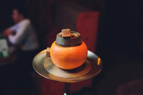 Stylowy hookah z aromatycznym grejpfrutem na relaks. Szisza grejpfrutowa. Salonik Hookah. — Zdjęcie stockowe