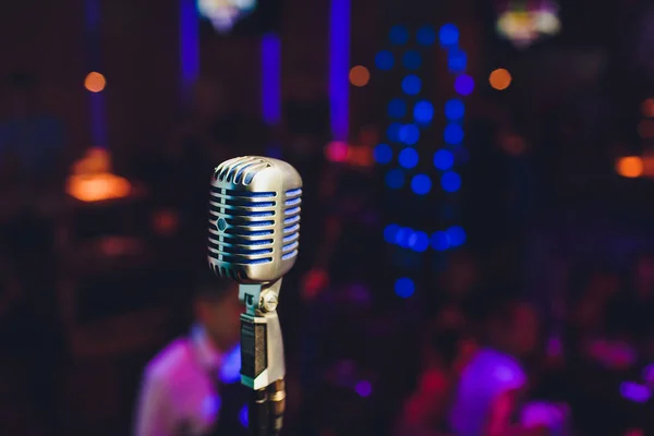 Retro microphone against blur colorful light restaurant background. — Stock Photo, Image
