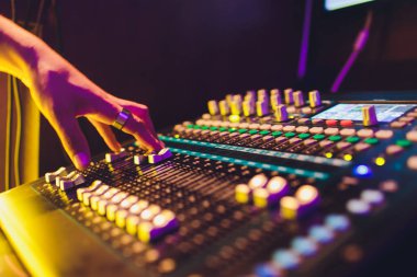 DJ turntable konsol karıştırıcısıName.