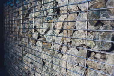 arkasında çok sayıda parke taşı ve taş, şehirdeki süslemelerin yakınlaşması veya bir çeşit tahkimat ın bulunduğu metal bir ızgara.