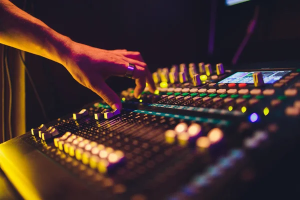 DJ turntable konsol karıştırıcısıName.