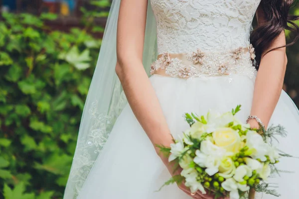 Beautiful wedding bouquet of flowers in the hands of the bride. — Stock Photo, Image