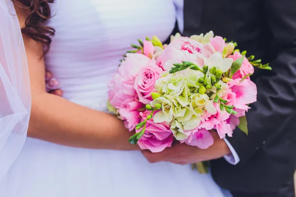 Belo buquê de casamento de flores nas mãos da noiva. — Fotografia de Stock