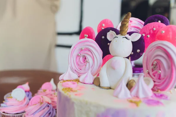 Un hermoso pastel brillante decorado en forma de unicornio de fantasía en la estantería azul. El concepto de un postre festivo para cumpleaños de los niños . —  Fotos de Stock