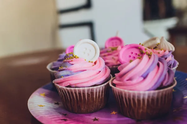 Sabrosos cupcakes sobre una mesa de madera blanca . —  Fotos de Stock