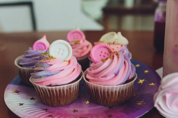 Sabrosos cupcakes sobre una mesa de madera blanca . — Foto de Stock