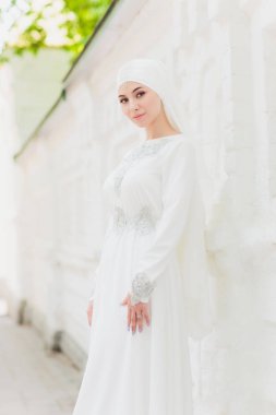 Güzel Orta Doğu Arap kız doğada mutlu zaman.