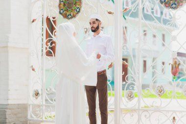 Ulusal düğün. Gelin ve damat. Evlilik töreni sırasında Müslüman bir çift. Müslüman evliliği.