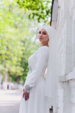 Güzel Orta Doğu Arap kız doğada mutlu zaman.