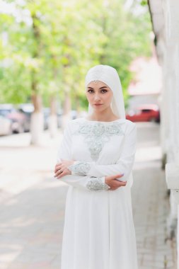 Güzel Orta Doğu Arap kız doğada mutlu zaman.