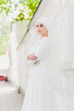 Güzel Orta Doğu Arap kız doğada mutlu zaman.