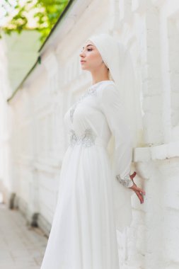 Güzel Orta Doğu Arap kız doğada mutlu zaman.