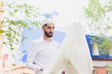 Ulusal düğün. Gelin ve damat. Evlilik töreni sırasında Müslüman bir çift. Müslüman evliliği.