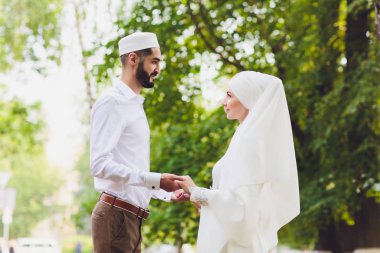 Ulusal düğün. Gelin ve damat. Evlilik töreni sırasında Müslüman bir çift. Müslüman evliliği.