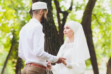 Ulusal düğün. Gelin ve damat. Evlilik töreni sırasında Müslüman bir çift. Müslüman evliliği.