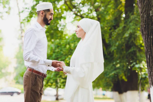 Nasjonalt bryllup. Brud og brudgom. Bryllupsparet under vielsesseremonien. Muslimsk ekteskap. – stockfoto