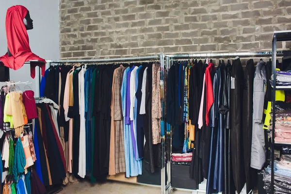 Традиционные мусульманские женские платья выставлены в розничном магазине моды Ближнего Востока . — стоковое фото