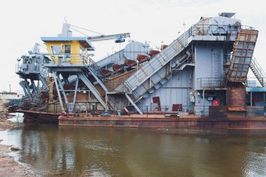 Yeni limanlar için arazi ıslah çalışmaları sırasında römork Bunker emilimi için Dredger. Aspiratör. River 'ın Fairway 'de yer işaretleme. Arazi ıslah üzerinde çalışırken kesici emme tarak makineleri.