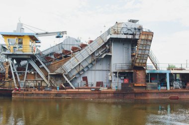Yeni limanlar için arazi ıslah çalışmaları sırasında römork Bunker emilimi için Dredger. Aspiratör. River 'ın Fairway 'de yer işaretleme. Arazi ıslah üzerinde çalışırken kesici emme tarak makineleri.