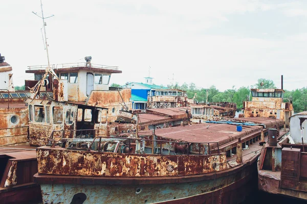 Vieux navire abandonné sur la rive de la rivière . — Photo