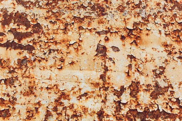 Σκουριασμένο λευκό βαμμένο μεταλλικό τοίχο. Σκουριασμένο μεταλλικό φόντο με ραβδώσεις σκουριάς. Λεκέδες από σκουριά. Η μεταλλική επιφάνεια σκουριασμένη σημεία.. — Φωτογραφία Αρχείου