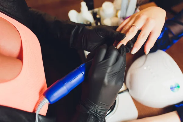 Master tillämpa polish på naglar på kvinna. — Stockfoto