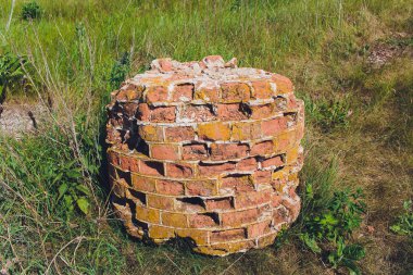 erişim çukurkanalizasyon delik içinde kırmızı tuğla kanalizasyon çukuru üst görünümü. Eski kırmızı tuğla tüp şaft içinde.