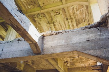 Sisli bir sis içinde yıkılmış büyük beton bina. Gri beton yığınları ve bina yapısının enkaz çerçeve kalıntıları. Arka plan.