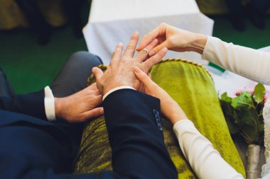 Müslüman düğün ayini. Gelin ve damat moqsue yerde oturuyor. Müslüman Düğün duaları. Nikah.