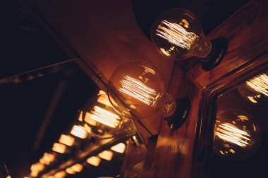 Eski edison retro kirli sarı vintage tasarım tek tüp ampul asılı ve antikenerji elektrik fikir konsept dekorasyon için kullanarak kopya alanı ile gece tavan kütüphanesinden kızdırma.