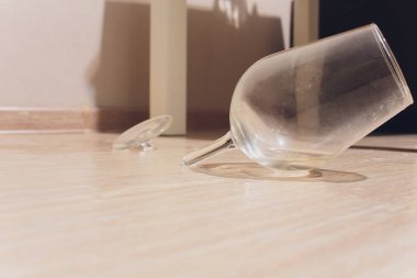 Ahşap zeminde kırık şarap bardağı.