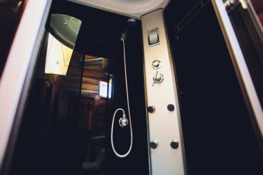 Modern ve büyük duşakabin banyo köşesinde.
